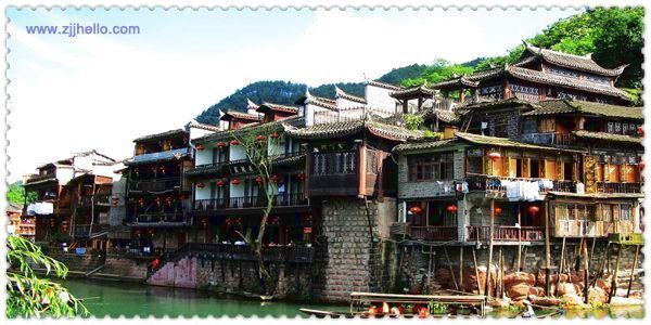 張家界、黃石寨、金鞭溪、袁家界、天子山、十里畫(huà)廊、黃龍洞、寶峰湖、天門(mén)山、鳳凰古城四日游